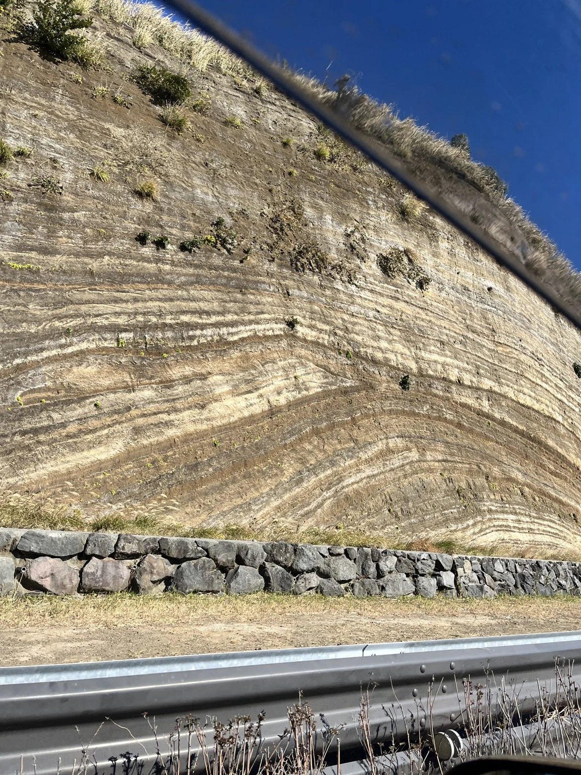 地層大切断面に刻まれた縞模様の地層
