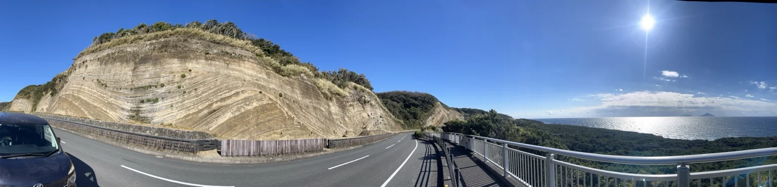 地層大切断面のパノラマと海まで見渡せる眺め