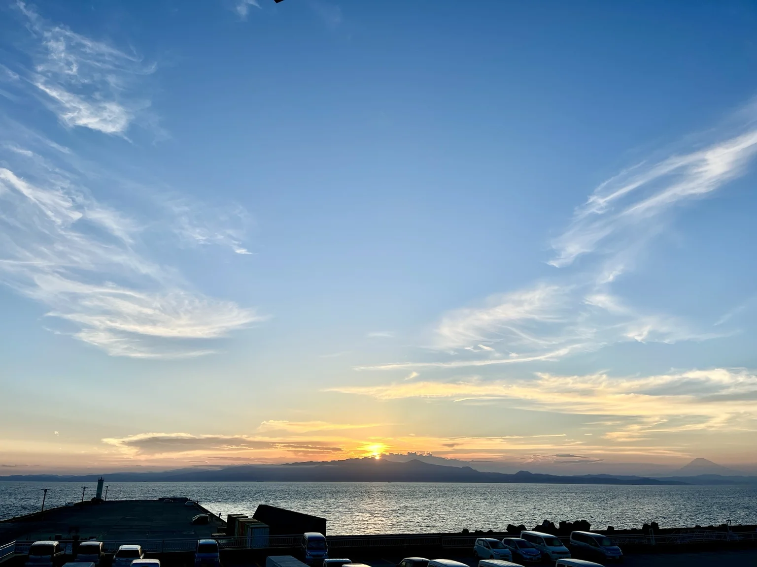 海辺の夕景と空に広がる雲
