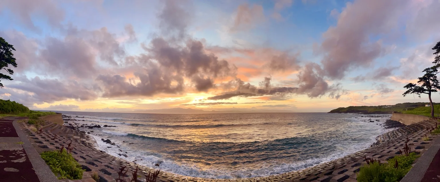 海辺に広がる夕焼け空と波打つ海